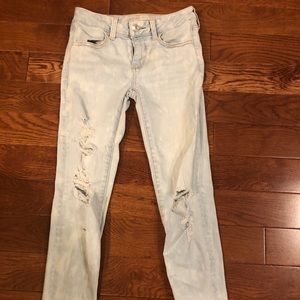 LIGHT WASH JEANS